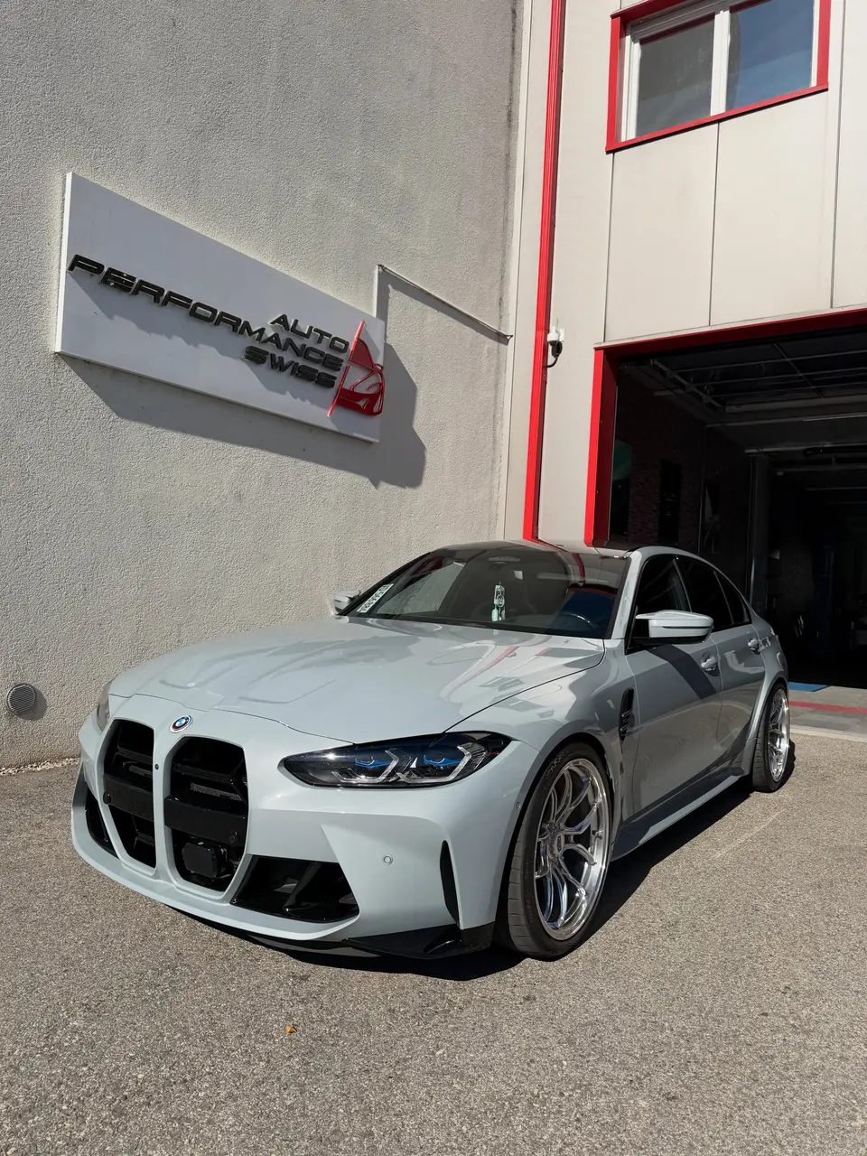 BMW M3 G80 avec calandre style CSL devant l’atelier Auto Performance Swiss à Forel (Lavaux)